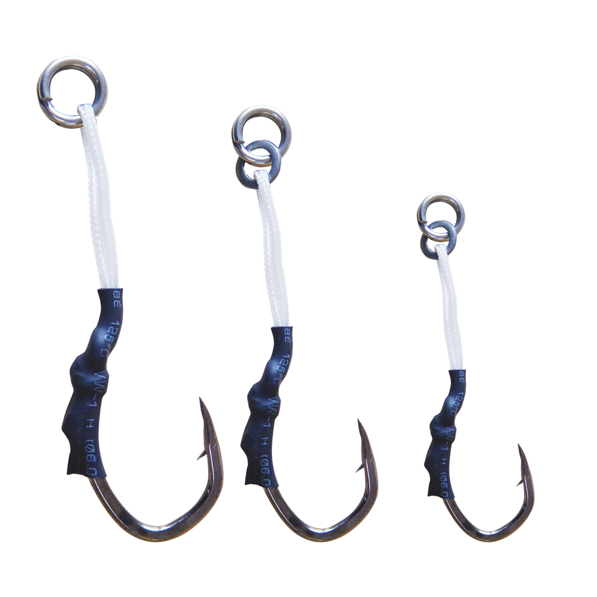 Set aus drei unterschiedlich großen Hilfsangelhaken mit Schnur und Ring, bereit zum Meeresangeln. – Fishing Adventure GmbH